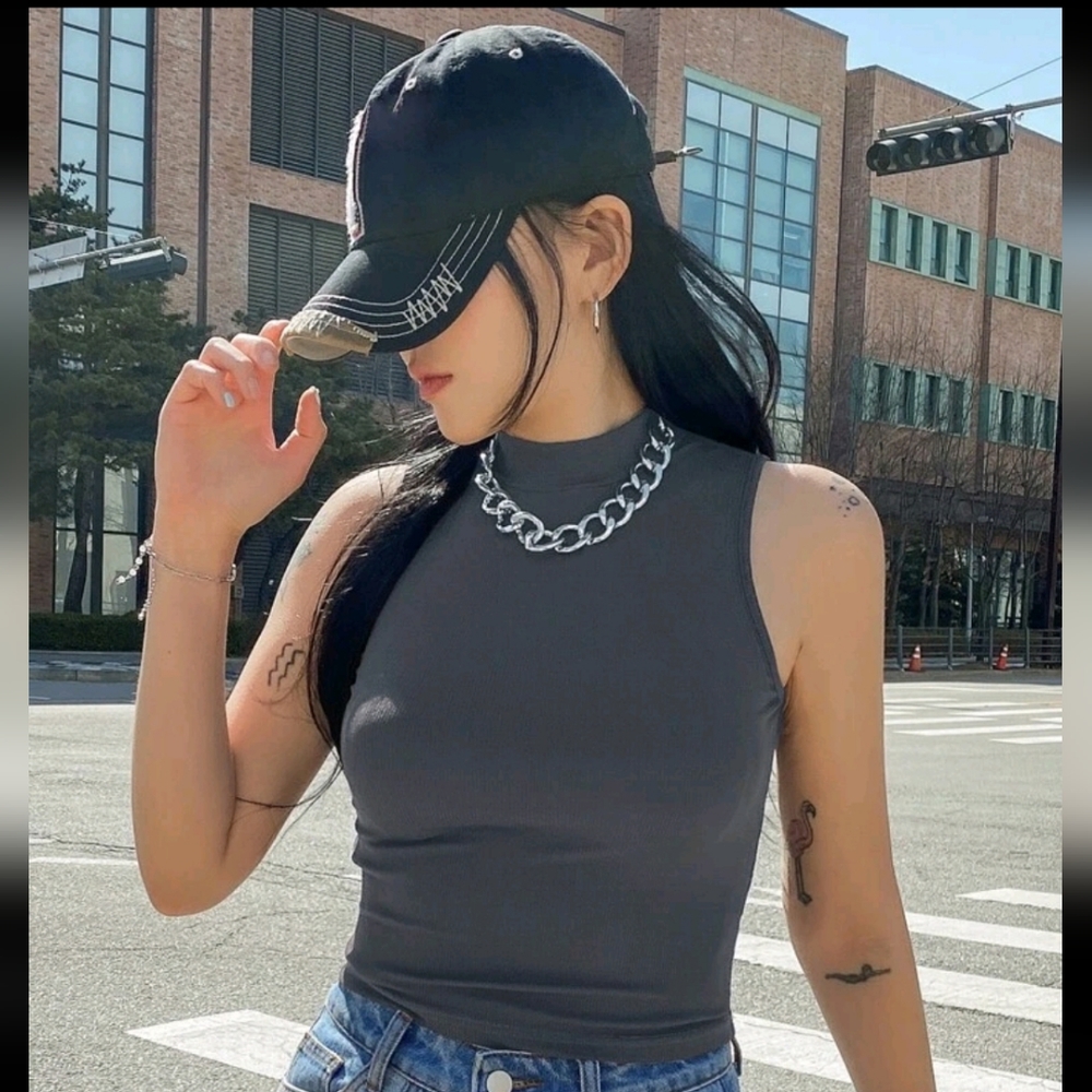 🥳 Mock Neck Ribbed Knit Tank Top - Picture 3 of 8